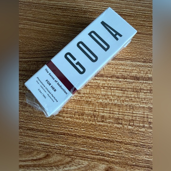 Pheromone Infused Perfume for Her - Black - Picture 2 of 11